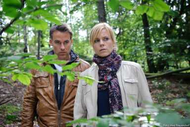 Standfoto filmstill - Melanie Marschke und Marco Girnth bei der Soko Leipzig im Wald
