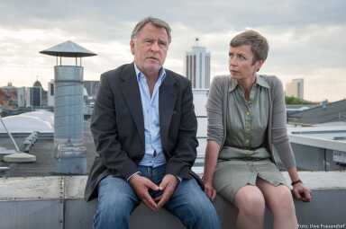 Standfoto filmstill - Anna Stieblich und Andreas Schmidt-Schaller als Kommissar bei der Soko Leipzig auf Dach