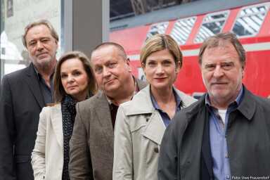 Standfoto filmstill mit actors: Andreas Schmidt-Schaller, Astrid M. FŸnderich, Udo Kroschwald, Sissy Hšfferer, Gerd Silberbauer